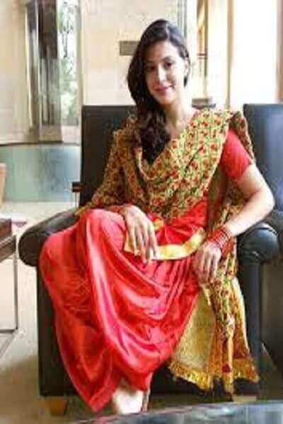 Delhi Eescort Girl Kavya Housewife