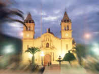 Catedral  MINOLTA 35mm.   ISO/400    5.6 dfg  X 1/2 seg.