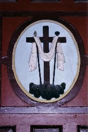 Emblema de la Hermandad de la Sangre de Cristo a las puertas de la Iglesia de Santa Isabel.