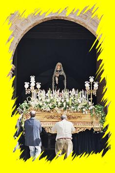 Ayudada para salir de la Iglesia de San Pablo.