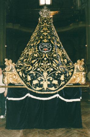 Detalle del nuevo manto de la Virgen del a�o 2003.
