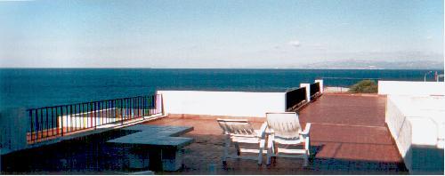 La terrasse avec vue vers la mer et au centre de la seconde photo