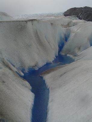 Una grieta azul llena de agua que posteriormente se abrir�a en el fondo evacuando toda el agua
