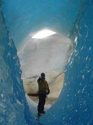 Aqui estoy a la entrada de una cueva de hielo, la foto est� tomada desde el interior de la cueva