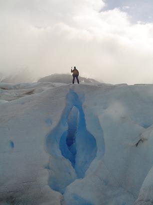 En esta foto me encuentro parado sobre un puente de hielo en una grieta de gran tama�o