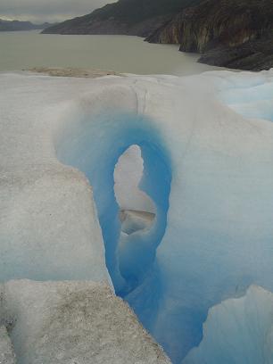 El mismo puente de hielo anterior, la foto est� tomada desde otro �ngulo. Al fondo se ve el Lago Grey
