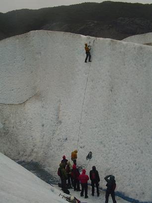Demostraci�n de escalada para nuestros pasajeros al interior de una grieta