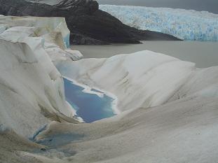 Esta piscina se inici� como un peque�o charco hasta formarse lo que es. A comienzos de temporada era parte de nuestra ruta la cual tuvimos que cambiar por los desprendimientos del frente del glaciar por estar muy cerca de este
