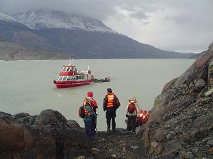 En la morrena esperando el barco que nos cruzaba todos los d�as. Aqui ya estamos listos para volver a nuestro refugio