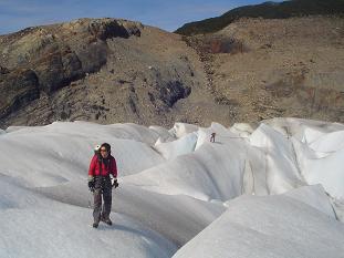 Miky en primer plano y David al fondo. Este d�a andabamos buscando un molino para descender y subir escalando