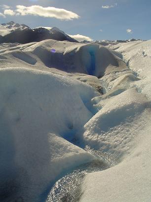 Uno de los numerosos rios al interior del glaciar