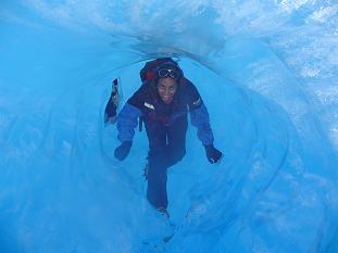 Una de nuestras pasajeras caminando por un angosto t�nel de hielo. La foto est� tomada desde el final del t�nel