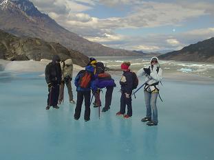 Nuestros pasajeros caminando sobre el agua. Al fondo el lago Grey