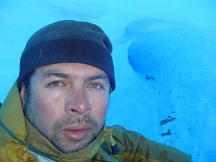 Aqui estoy a la entrada de un angosto t�nel de hielo