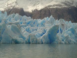 Frente del glaciar. al fondo se ve la falda del cord�n Olgu�n nevado