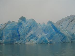 Otra del frente del glaciar donde se notan l�neas que muestran las distintas �pocas del a�o cuando la nieve se transform� en hielo hace miles de miles de a�os