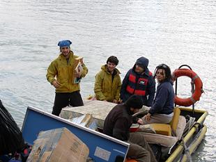 Cerrando el refugio a fines de Abril. De izq a dcha: Nico, Ivo, Alejandro (de la tripulaci�n del barco), Miky y yo mas abajo