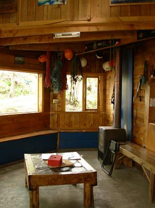 Nuestro refugio luego de haberlo limpiado. Se ve parte del equipo t�cnico utilizado colgando de las vigas