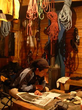 Miky practicando la lectura. Mucho tiempo en el refugio sin lectura y ya se le estaba olvidando a leer