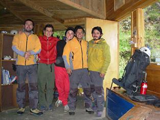 Listos para partir al glaciar nuevamente junto a unos amigos. Los gu�as vistiendo nuestro caracter�stico color amarillo