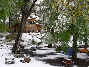 El camping nevado en Abril. Se ven las carpas de los �ltimos turistas a fin de temporada
