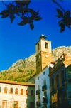 Pueblo de Cazorla y Pe�a de los Halcones al fondo.
