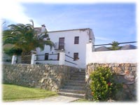 vista de la casa y jard&iacute;n