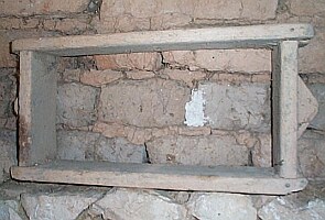 Había unos granos sobre la persona y sobre la zona del escote
