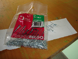 Preguinhos 6x6 - cerca de R$1,50 o pacotinho com centenas.