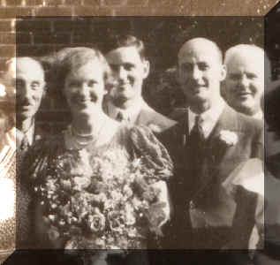 weddingcloseup1937.JPG (76729 bytes)
