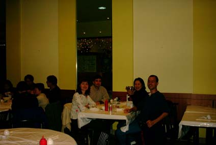 Dimitri - lado direito inferior, 27 anos, Soci�logo, jantando no Canad� em restaurante Vietnamita/Tailandes: