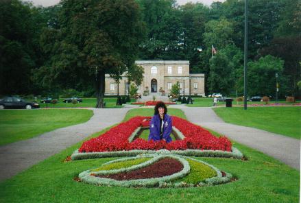 Gaby, German, 30 years old, multi-lingual secretary in Niagara Falls:
