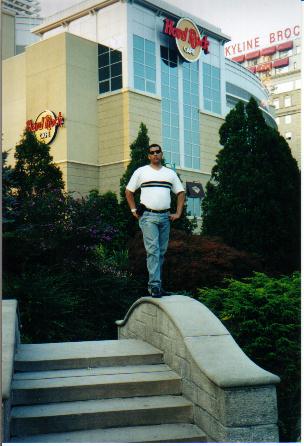 Marcelo, 29 anos, Advogado, em frente ao Hard Rock Caf� - Niagara Falls: