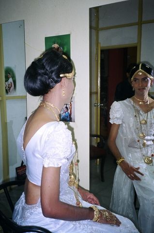 Hairstyle for kandyan clearance saree