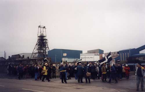 Protesters outside the Main Gate of the mine. It was not unusual for 
        those left removing equipment from underground to be confronted by these 
        people and the media