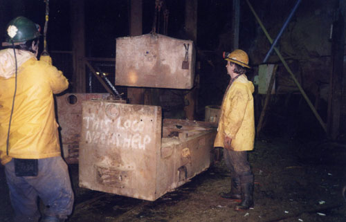 Lifting the battery out of a loco, Cook's shaft, South Crofty.