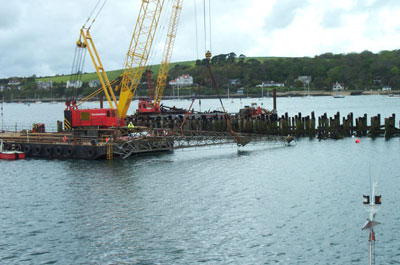 Queen's Wharf - raising the crane.