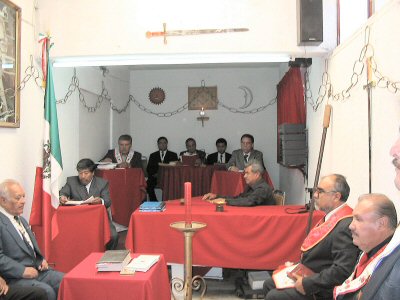 El Soberano Gran Inspector General de la Orden y Delegado Provincial para la Delegaci�n de Guanajuato, Ing. Gabriel Fr�as Olivares 33o M:. A:.&nbsp; presidiendo el solemne acto.