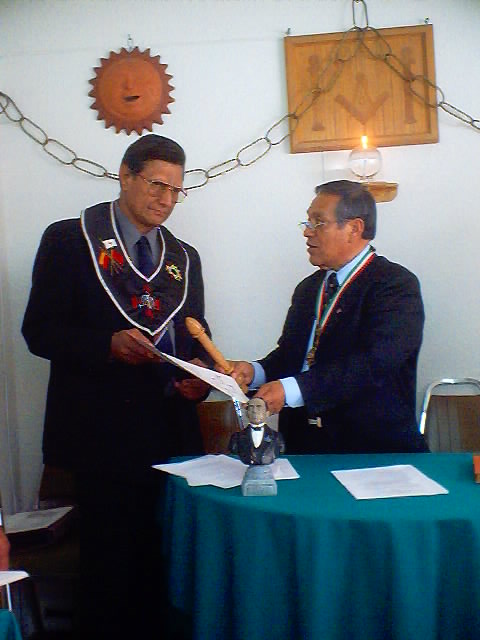 El IPH.�. Gabriel Fr�as Olivares, Delegado Provincial de Guanajuato haciendo entrega al IH.�. Fidel Puga Ayala Sapient�simo Maestro, la Carta Dispensa