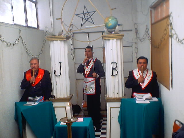 Los IIl.�. HH.�. Ferm�n Mart�nez, Juan Padilla y Manuel Vizcaya