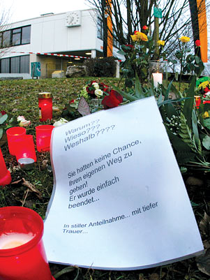 Velas e uma mensagem questionando a trag�dia foram deixadas do lado de fora da escola Albertville