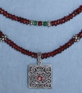 20041012jewelry-009X-crp-300w (19K)