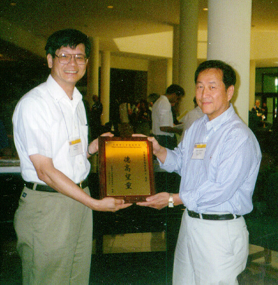 Dr. Ted Chang received CASMS award from Dr. Sam Hsu
