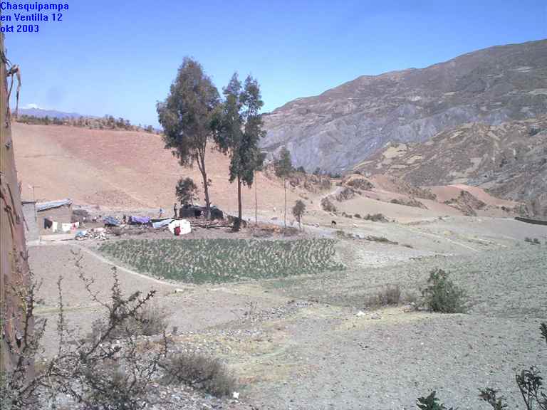Buiten de bebouwde kom van La Paz klimt de weg in de richting van de Illimani omhoog naar het plaatsje Chasquipampa en verder naar