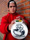Fernando Iglesias muestra su medalla con orgullo
