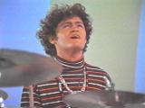 MICKY SINGING DURING THE TV SHOW
