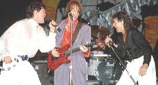 THE MONKEES SINGING AT A CONCERT