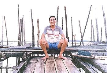 Photo Gallery 2 of Fishing Around Singapore Angler Hotspots - Friend Kelong facing Pasir Ris Park went there for fishing and majong session. Fishing on a kelong, there're alot of restriction and limited of space. You only fish on the inconing tide and when the tide started to go down. Other than that only majong session.