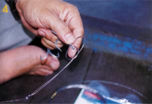 How to rig a tongkol rigs - Tie the second treble with an overhand knot.