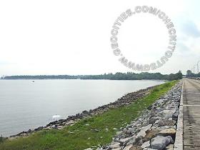 Lower Seletar Reservoir Dam Fishing Angler Hotspots 7 Pic4 - This streach of rock produce a lot of huge species like KBL, Barracuda, Queenfish and Sting-ray.